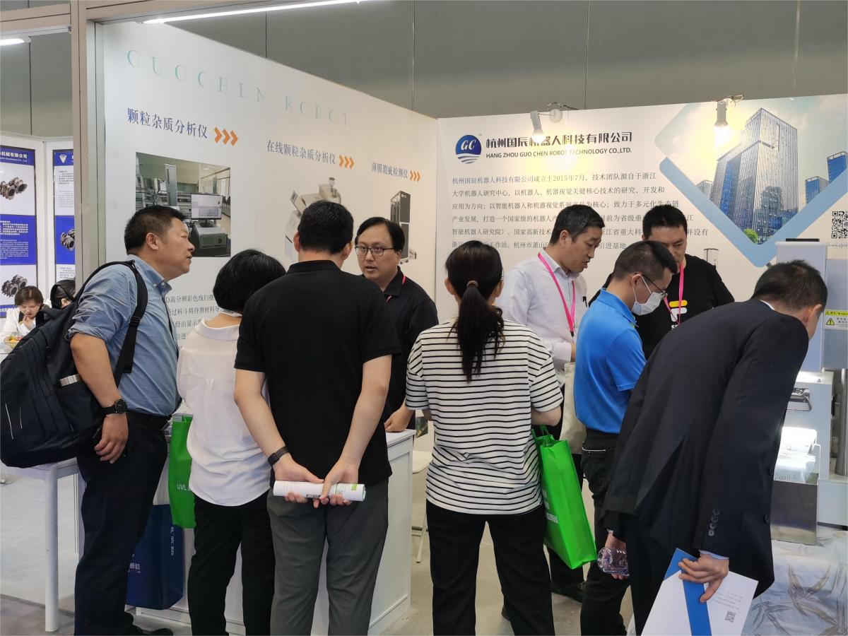 國辰展位上，到訪客戶圍觀、了解產品